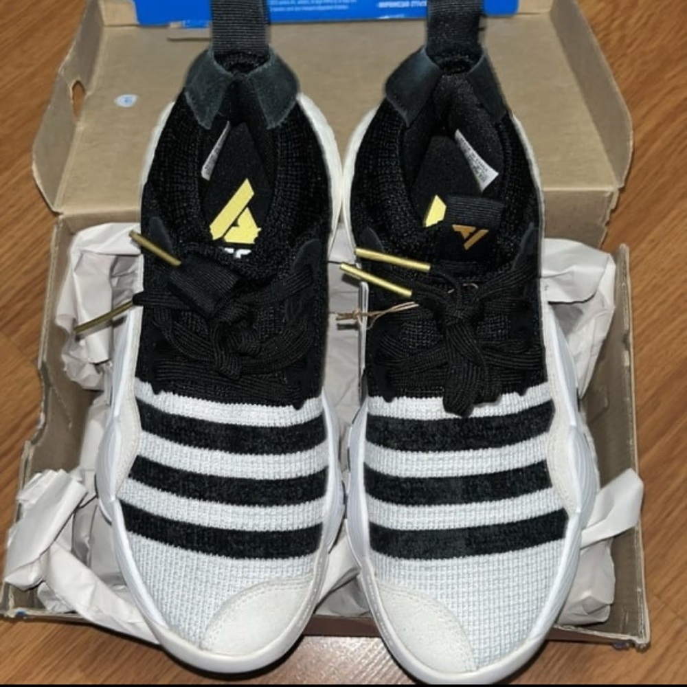 Adidas Unisex Child kids 4.5 Trae Unlimited Basketball Shoes black white New